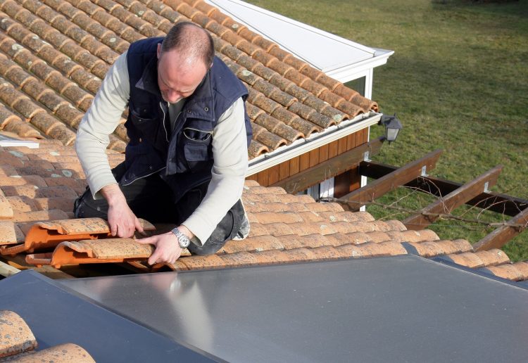 pose-de-panneaux-solaires-sur-le-toit-dune-maison