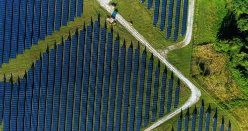 champs de panneaux solaire dans une ferme solaire, france champs de panneaux solaire dans une ferme solaire, france