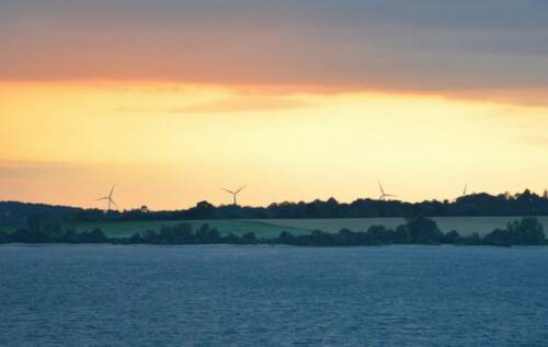 éoliennes sur le lac de Pareloup, Aveyron, France éoliennes sur le lac de Pareloup, Aveyron, France