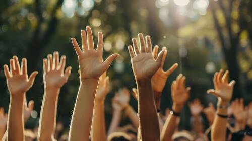 personas en equipo manisfestandose alzando sus manos para ejercer su voto y su participacion la democracia voluntarios personas en equipo manisfestandose alzando sus manos para ejercer su voto y su participacion la democracia voluntarios