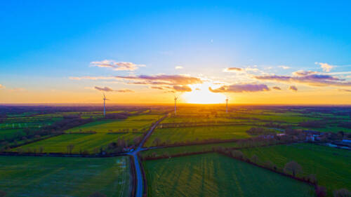 Superbe coucher de soleil sur des éoliennes dans la campagne près de Sainte Pazanne Superbe coucher de soleil sur des éoliennes dans la campagne près de Sainte Pazanne