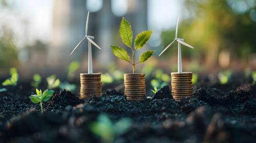 5 ressources pour financer la transition énergétique Éoliennes et arbres qui pousse sur une pile de pièces