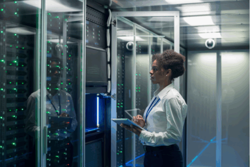 Sobriété et IA Femme qui vérifie un data center