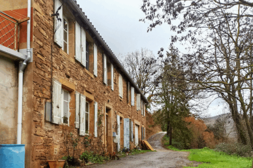 Précarité énergétique Maison de campagne avec des fenêtres