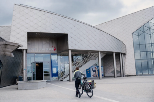 Centre Juno Beach – tarif bas-carbone – ibrahim-hendy Le Centre Juno Beach à Courseulles-sur-mer a mis en place le tarif bas-carbone pour inciter les visiteurs du musée à utiliser des modes de transport décarbonés